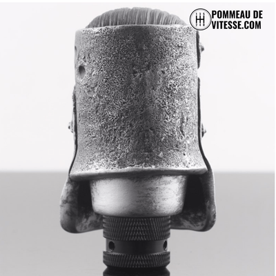 Pommeau de vitesse casque de chevalier vu de dos, patine grise et bague de serrage moletée