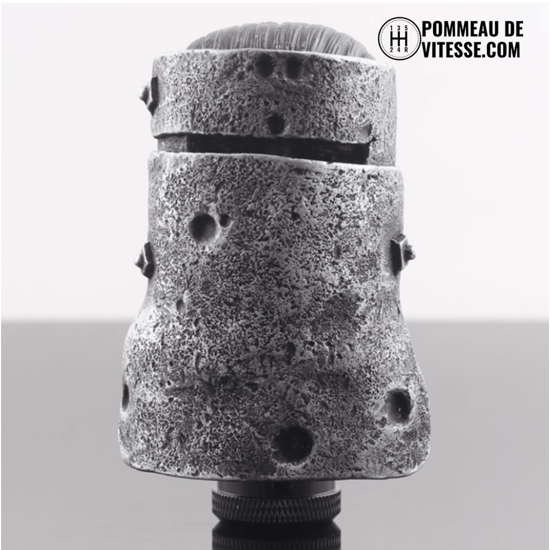 Pommeau de vitesse casque de chevalier en résine effet pierre, vu de face avec sa fente de visière