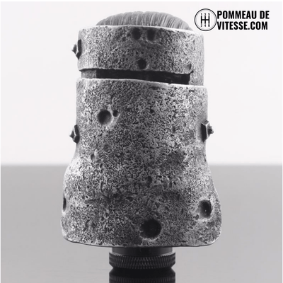 Pommeau de vitesse casque de chevalier en résine effet pierre, vu de face avec sa fente de visière