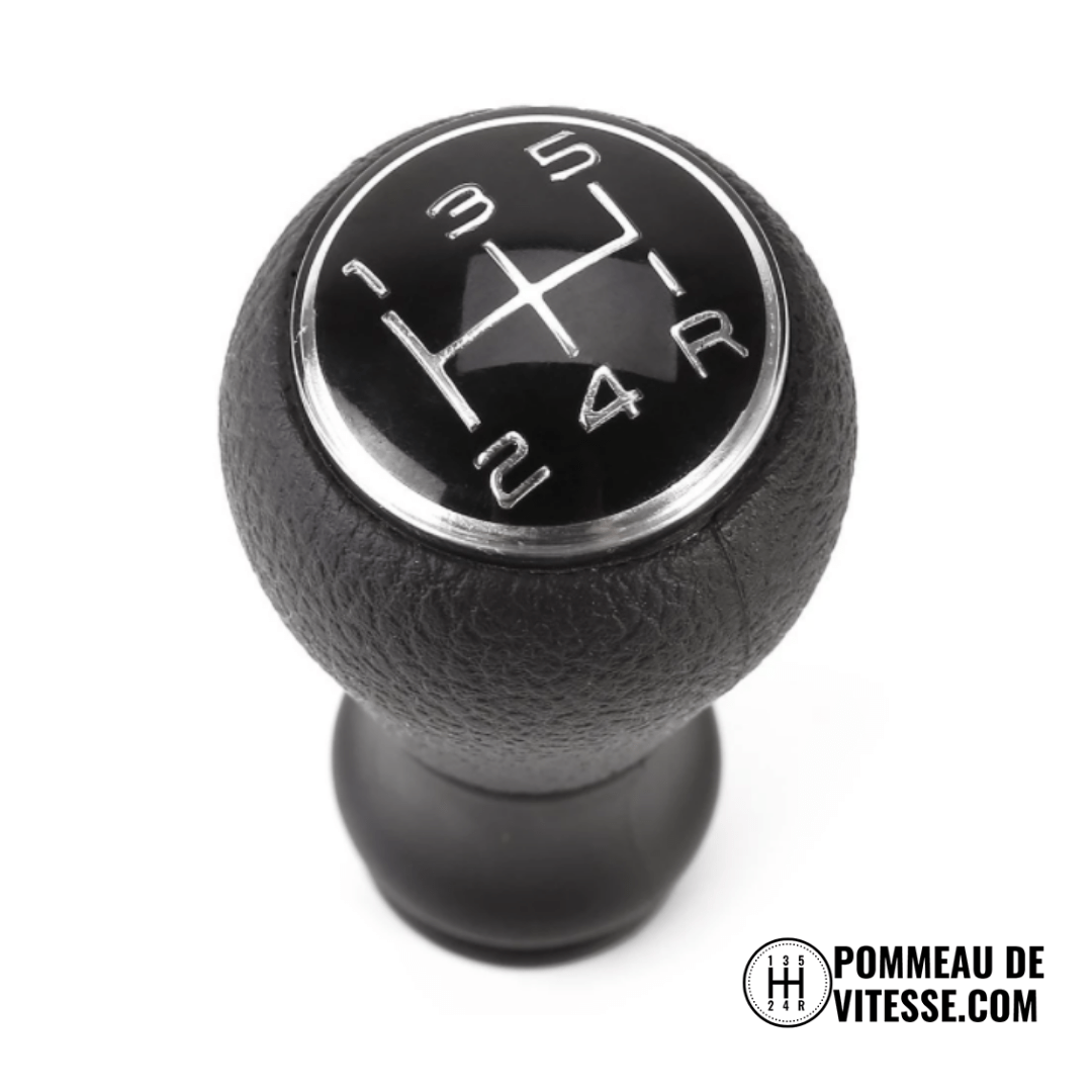 Pommeau de vitesse Citroën C3 à dessus noir cerclé de chrome, grille 5 vitesses vue de dessus