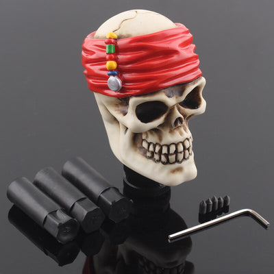 Pommeau de vitesse crâne pirate en canonnier, bandana rouge orné de perles colorées noué sur le crâne