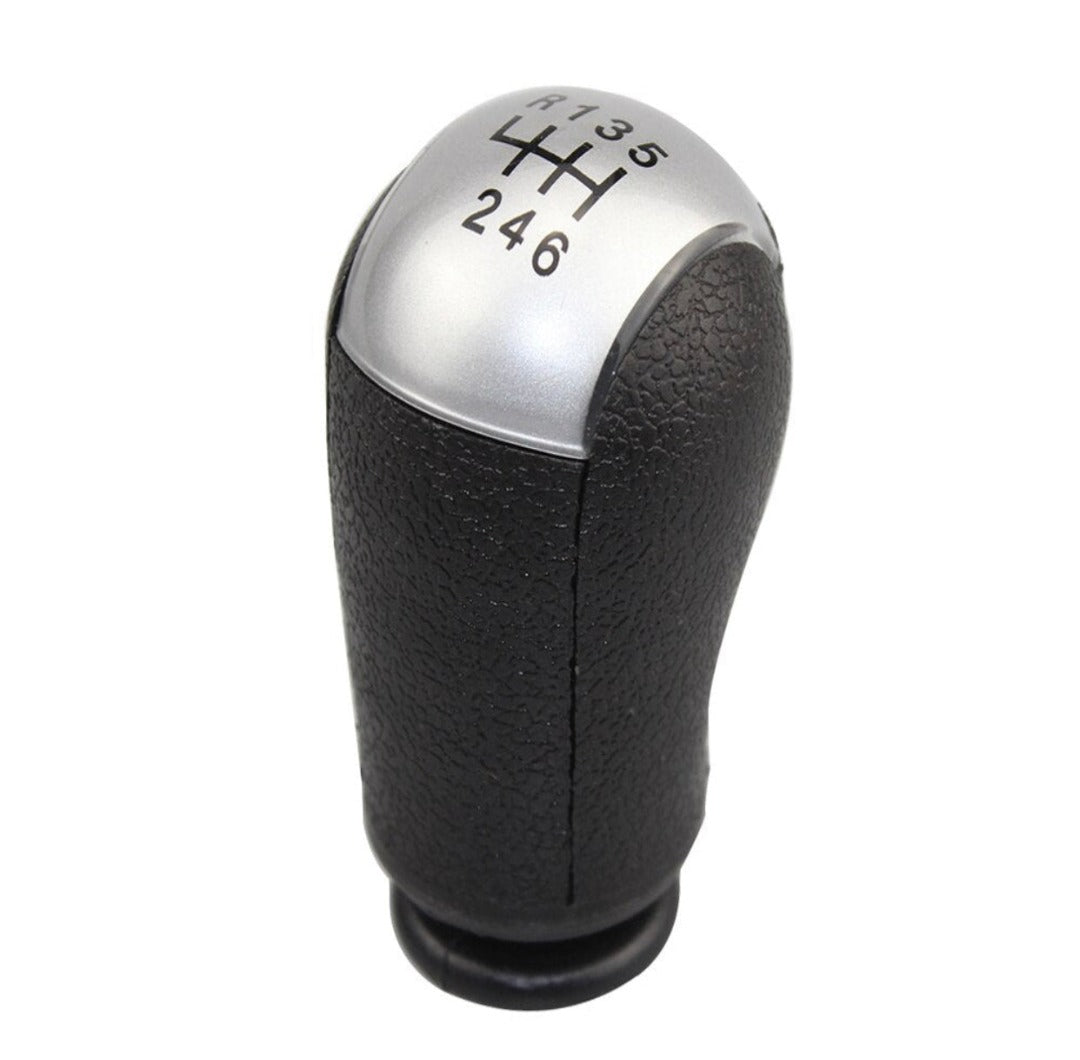 Pommeau levier de vitesse Ford Focus 2 pour boîte 6 vitesses de couleur gris.