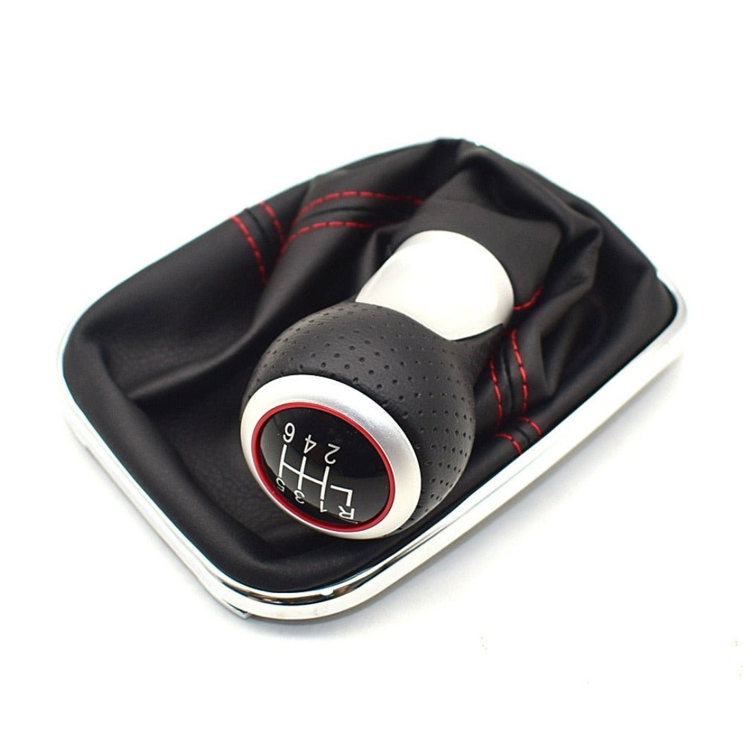 Pommeau de vitesse Golf 4 R32 de couleur noir avec le liseré rouge sur le soufflet. Pour boîte 6 vitesses.