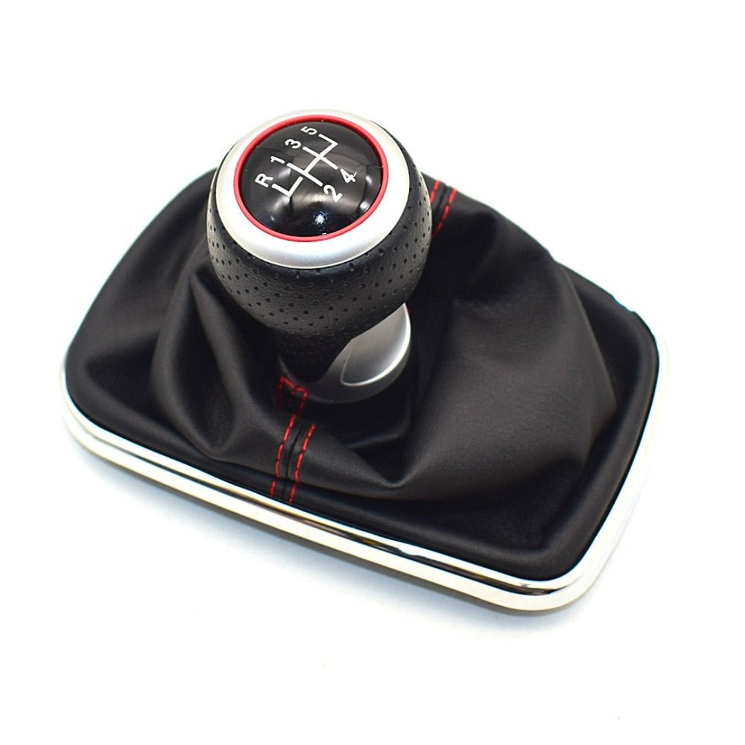 Pommeau de vitesse Golf 4 R32 de couleur noir avec le liseré rouge sur le soufflet. Pour boîte 5 vitesses.