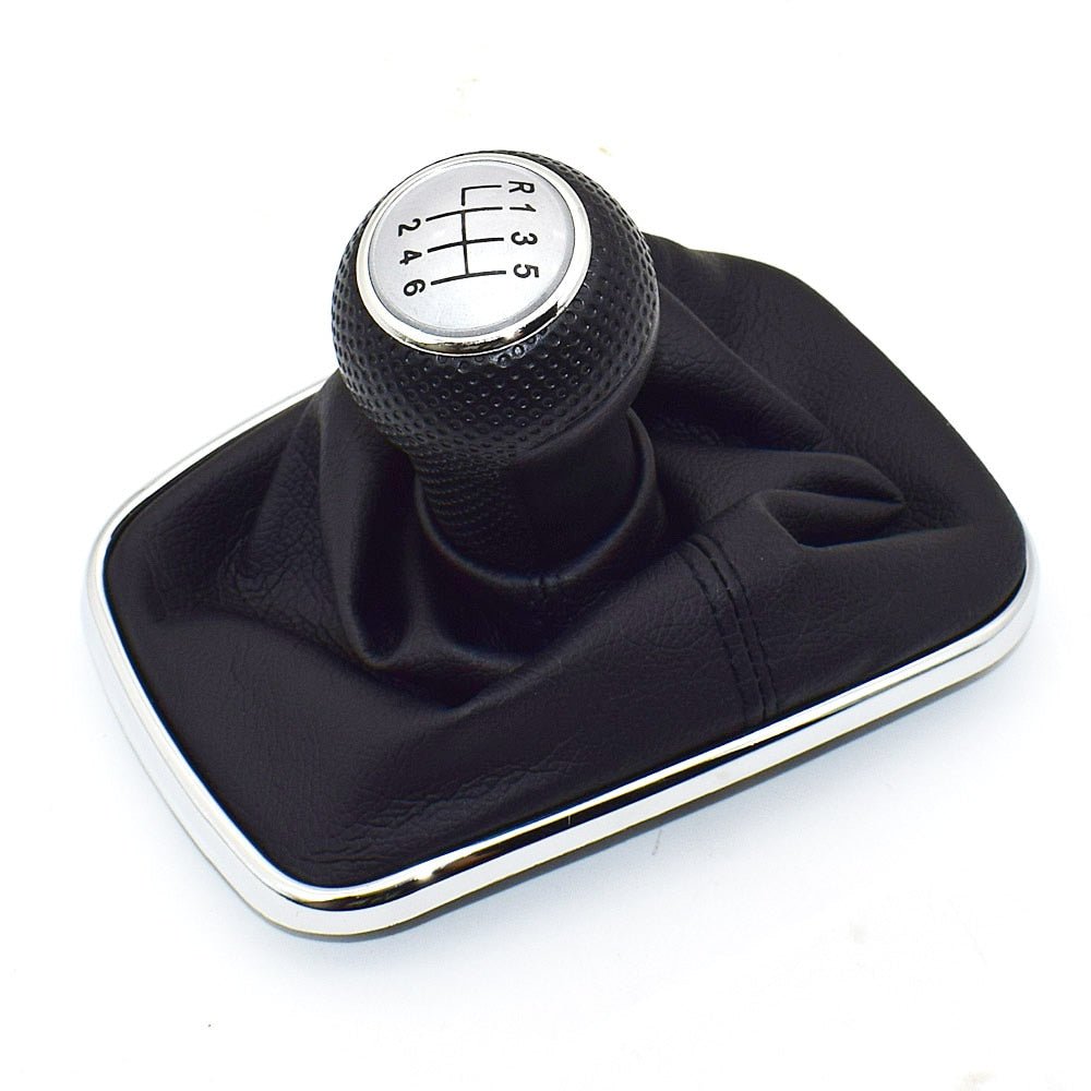 Pommeau de vitesse Golf 4 noir grainé avec soufflet noir et entourage chromé, vue de trois quarts