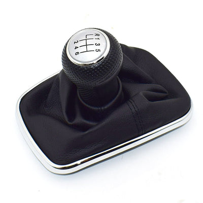 Pommeau de vitesse Golf 4 noir grainé avec soufflet noir et entourage chromé, vue de trois quarts
