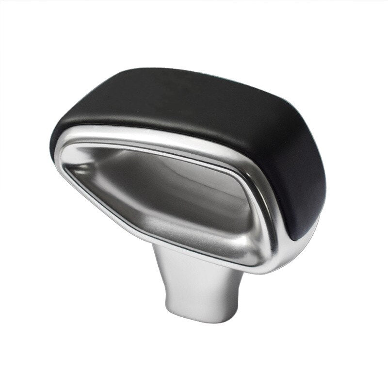 Pommeau de vitesse Mercedes Classe A W176 en cuir noir lisse sans marquage, vue de trois quarts