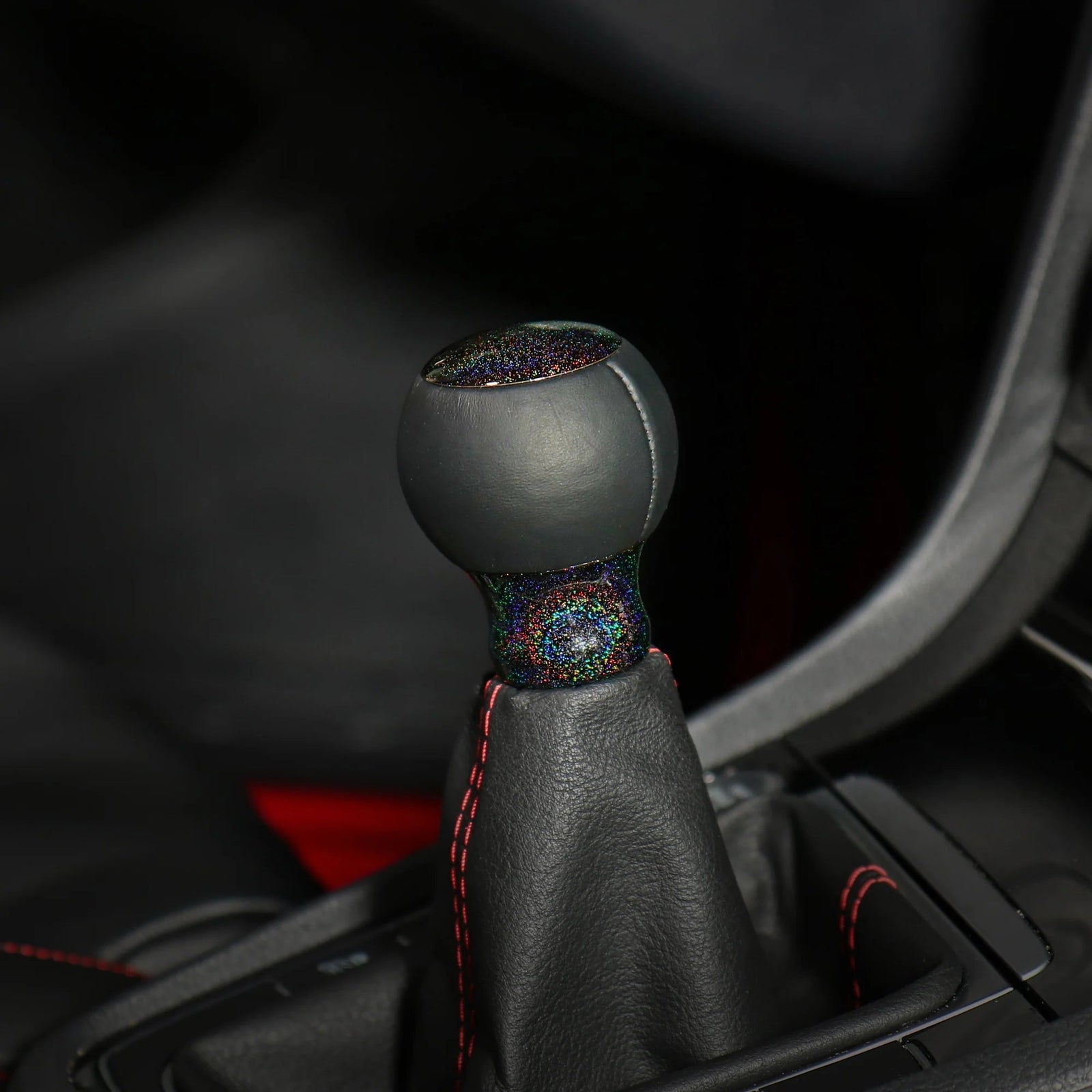 Pommeau de vitesse multicolore monté sur le levier, sphère noire et embase à paillettes irisées