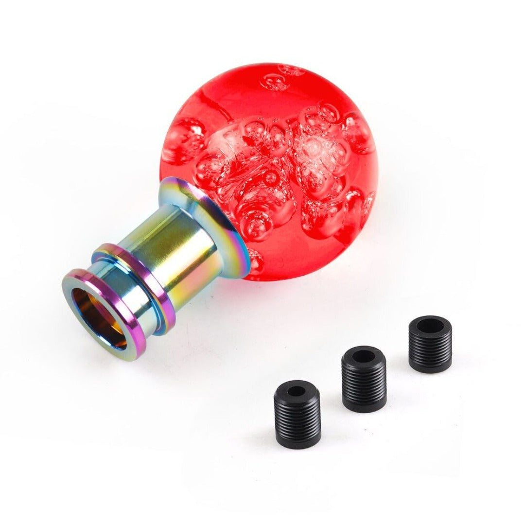 Pommeau de vitesse original en forme de boule, de couleur rouge.