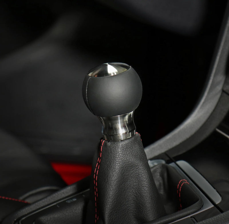 Pommeau de vitesse poli monté sur le levier, sphère en suédine noire et embase en inox brossé