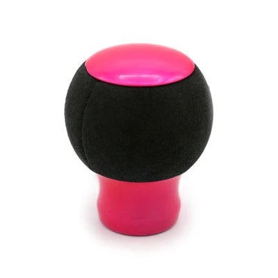 Pommeau de vitesse rose monté sur le levier, sphère en suédine noire et embase rose fluo