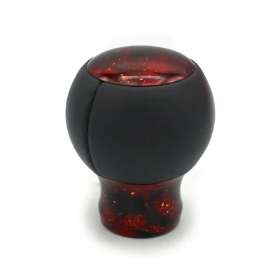 Pommeau de vitesse rouge étoilé monté sur le levier, sphère noire et embase rouge constellée