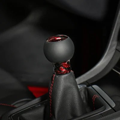 Pommeau de vitesse rouge étoilé monté sur le levier, sphère noire et embase rouge constellée