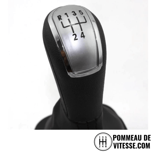Pommeau de vitesse Skoda noir à pastille argentée, grille 5 rapports marche arrière en haut à gauche