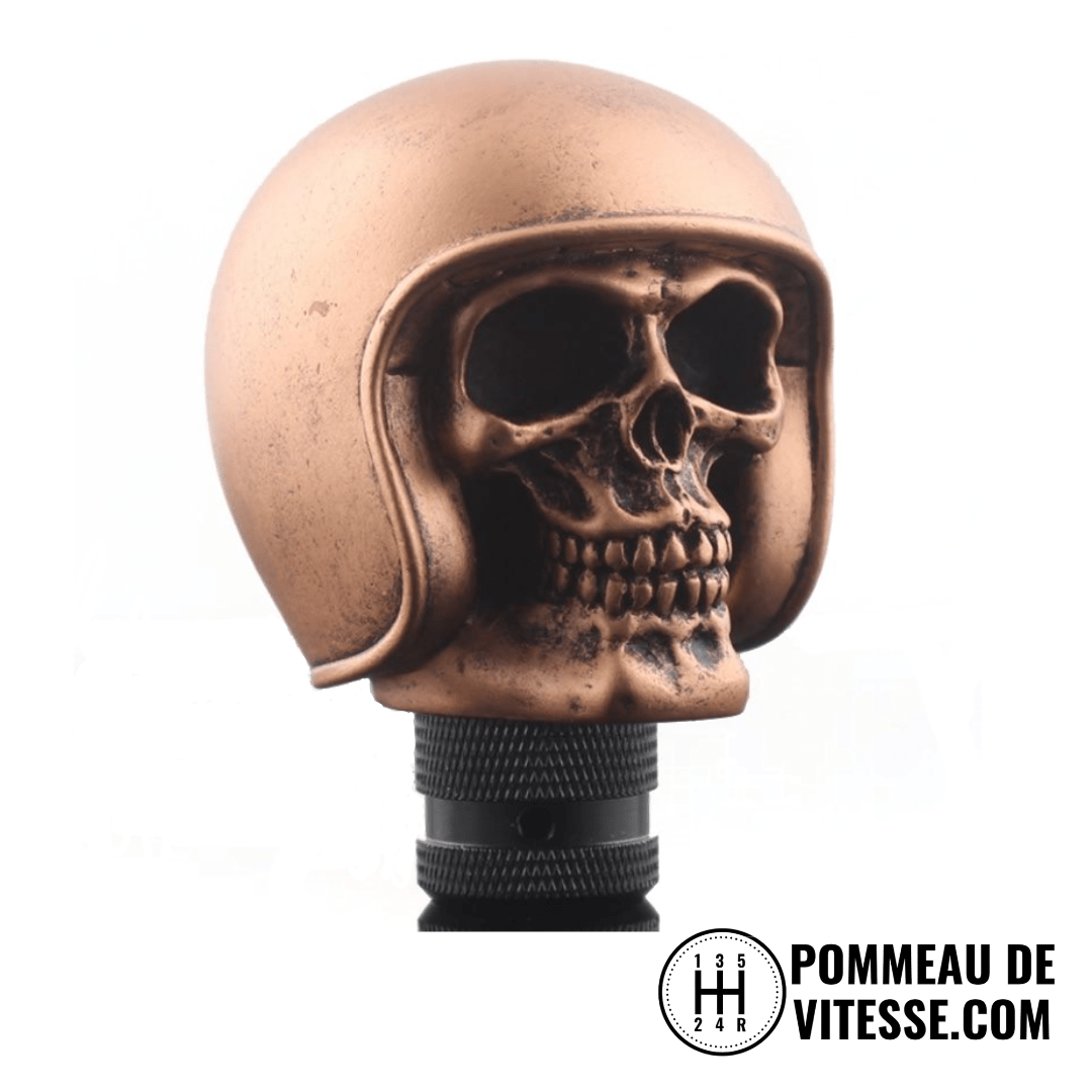 Pommeau de vitesse Skull V2 bronze vieilli, vue de trois quarts droite du crâne au casque de moto