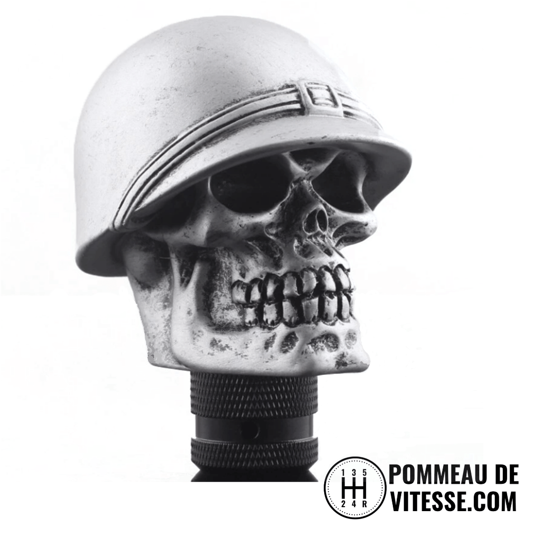 Pommeau de vitesse tête de mort MK2 vu de profil, patine gris acier sur le casque et la mâchoire