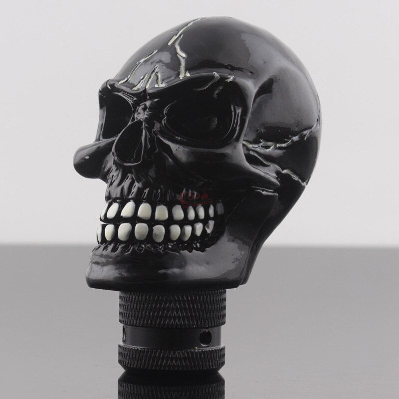 Pommeau de vitesse tête de mort noir vu de trois quarts, relief du crâne et des orbites