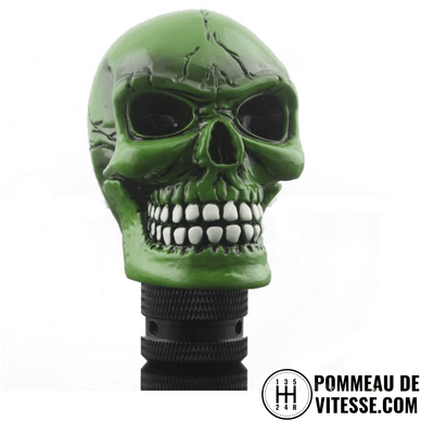 Pommeau de vitesse tête de mort V5 vert vu de trois quarts, dentition contrastée et bague de serrage noire