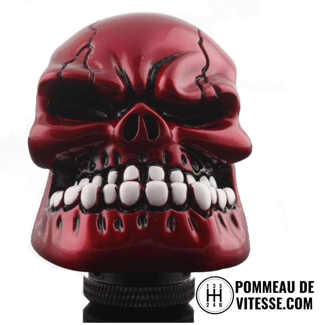 Pommeau de vitesse tête de mort V6 rouge vu de face, finition brillante et dents contrastées