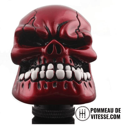 Pommeau de vitesse tête de mort V6 rouge vu de face, finition brillante et dents contrastées