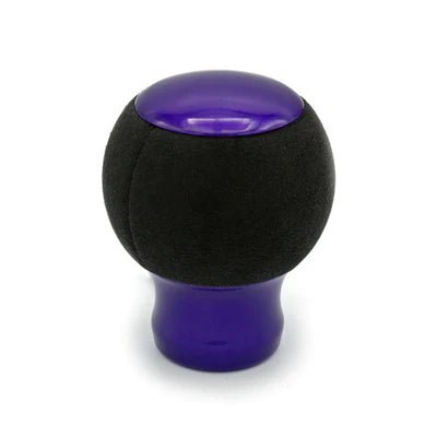 Pommeau de vitesse violet installé sur le levier, sphère suédine noire et embase violette brillante