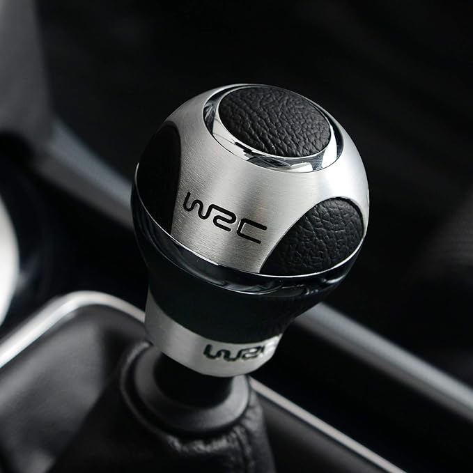 Pommeau de vitesse WRC, une fois installé sur le levier de vitesse.
